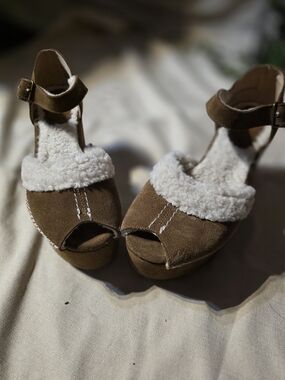 Joyfolie Brea Heel Leather Sherpa Platform Clog Sandals Size 8.5